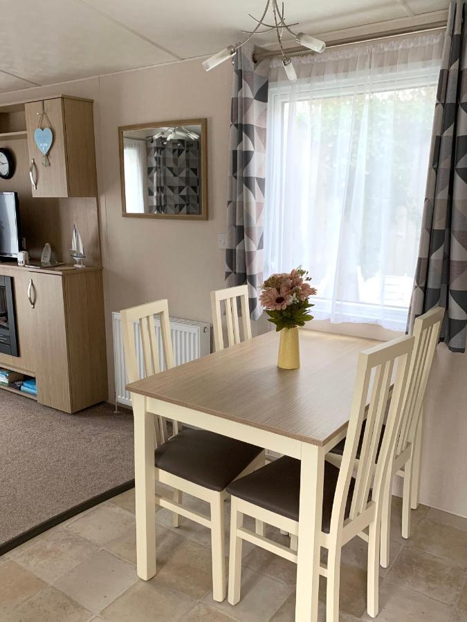 Mollys Retreat Pet Friendly Three Bed Caravan With Small Garden Newquay Bay Resort Quieter Area Of Park Exterior foto